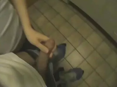 Գրավիչ թխահեր, որը ծծում է մեծ ձագին