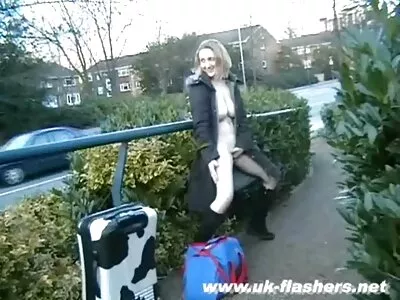 Թխահեր MILF ՝ տեսախցիկի առջև