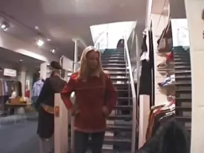 Blowjob տաք շիկահերից և սեքս հատակին