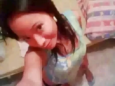 Ակնոցներով Cutie- ն ստանում է հսկայական ձագ