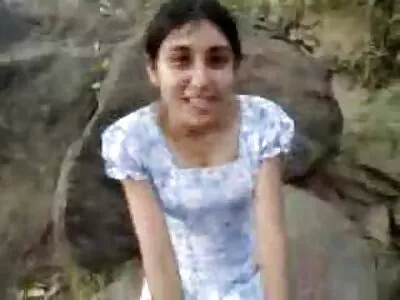 Տարածելով նրա քորոցիկ ձագուկ շրթունքները
